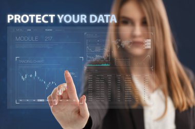 İş, Teknoloji, İnternet ve ağ konsepti. Genç işadamı geleceğin sanal ekranı üzerinde çalışıyor ve yazıyı görüyor: verilerinizi koruyun