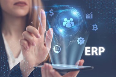 İş, Teknoloji, İnternet ve ağ konsepti. Genç işadamı geleceğin sanal ekranı üzerinde çalışıyor ve yazıyı görüyor: ERP