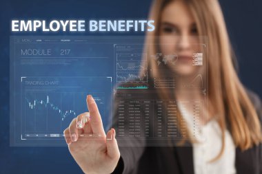 İş, Teknoloji, İnternet ve ağ konsepti. Genç işadamı geleceğin sanal ekranı üzerinde çalışıyor ve yazıyı görüyor: çalışanın faydaları