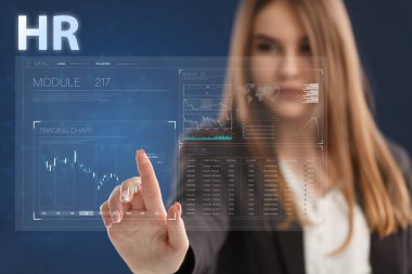 İş, Teknoloji, İnternet ve ağ konsepti. Genç işadamı geleceğin sanal ekranı üzerinde çalışıyor ve yazıyı görüyor: