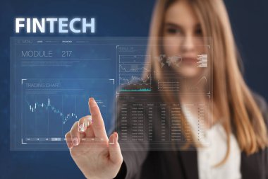 İş, Teknoloji, İnternet ve ağ konsepti. Genç işadamı geleceğin sanal ekranı üzerinde çalışıyor ve Fintech yazısını görüyor.