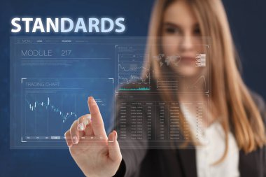 Ekonomi, teknoloji, Internet ve ağ kavramı. Geleceğin sanal bir ekranda çalışan genç işadamı ve yazıt görür: standartlar