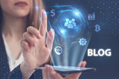İş, Teknoloji, İnternet ve ağ konsepti. Genç işadamı geleceğin sanal ekranı üzerinde çalışıyor ve yazıyı görüyor: blog