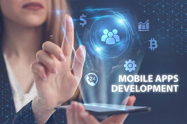 İş, Teknoloji, İnternet ve ağ konsepti. Genç işadamı geleceğin sanal ekranı üzerinde çalışıyor ve yazıyı görüyor: mobil uygulamalar geliştirme