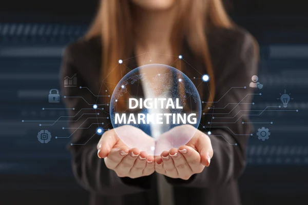 互联网和网络概念 年轻的商人在一个虚拟的未来屏幕上工作 看到的题词是 数字营销 — 图库照片