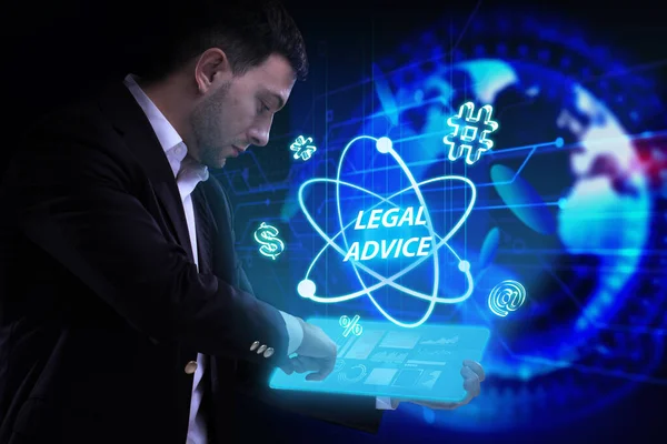 互联网和网络概念 在未来的虚拟屏幕上工作的年轻商人看到了题词 法律咨询 — 图库照片