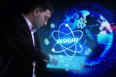 İş, Teknoloji, İnternet ve ağ konsepti. Genç işadamı geleceğin sanal bir ekranı üzerinde çalışıyor ve yazıyı görüyor: