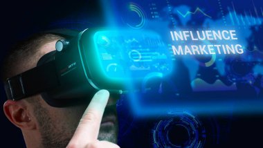 İş, Teknoloji, İnternet ve ağ konsepti. Genç işadamı geleceğin sanal ekranı üzerinde çalışıyor ve yazıyı görüyor: nüfuz pazarlaması