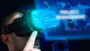 İş, Teknoloji, İnternet ve ağ konsepti. Genç işadamı geleceğin sanal ekranı üzerinde çalışıyor ve yazıyı görüyor: proje yönetimi