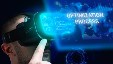 İş, Teknoloji, İnternet ve ağ konsepti. Genç işadamı geleceğin sanal ekranı üzerinde çalışıyor ve yazıyı görüyor: optimizasyon süreci