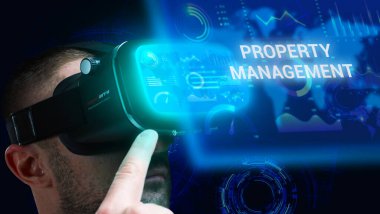 İş, Teknoloji, İnternet ve ağ konsepti. Genç işadamı geleceğin sanal ekranı üzerinde çalışıyor ve yazıyı görüyor: mülkiyet yönetimi