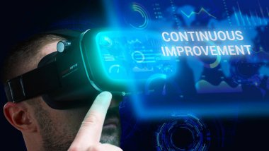 İş, Teknoloji, İnternet ve ağ konsepti. Genç işadamı geleceğin sanal ekranı üzerinde çalışıyor ve yazıyı görüyor: sürekli gelişme