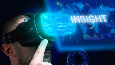 İş, Teknoloji, İnternet ve ağ konsepti. Genç işadamı geleceğin sanal bir ekranı üzerinde çalışıyor ve yazıyı görüyor: