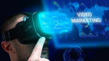 İş, Teknoloji, İnternet ve ağ konsepti. Genç işadamı geleceğin sanal ekranı üzerinde çalışıyor ve yazıyı görüyor: video pazarlama