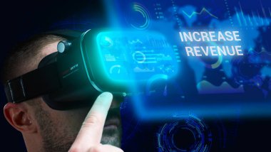 İş, Teknoloji, İnternet ve ağ konsepti. Genç işadamı geleceğin sanal ekranı üzerinde çalışıyor ve yazıyı görüyor: gelirin artırılması.