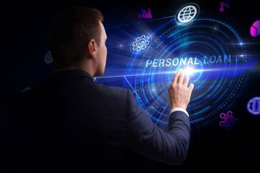 İş, Teknoloji, İnternet ve ağ konsepti. Genç işadamı geleceğin sanal ekranı üzerinde çalışıyor ve yazıyı görüyor: kişisel kredi