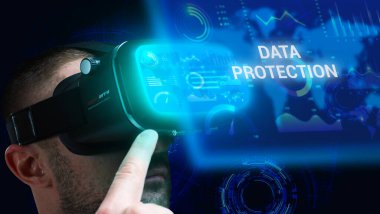 İş, Teknoloji, İnternet ve ağ konsepti. Genç işadamı geleceğin sanal ekranı üzerinde çalışıyor ve yazıyı görüyor: