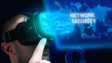 İş, Teknoloji, İnternet ve ağ konsepti. Genç işadamı geleceğin sanal ekranı üzerinde çalışıyor ve yazıyı görüyor: ağ güvenliği