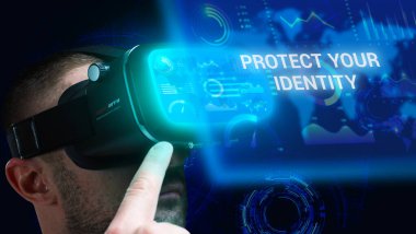 İş, Teknoloji, İnternet ve ağ konsepti. Genç işadamı geleceğin sanal ekranı üzerinde çalışıyor ve yazıyı görüyor: kimliğinizi koruyun.