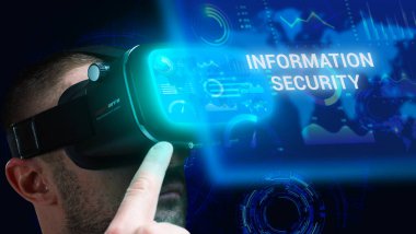 İş, Teknoloji, İnternet ve ağ konsepti. Genç işadamı geleceğin sanal ekranı üzerinde çalışıyor ve yazıyı görüyor: bilgi güvenliği