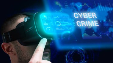 İş, Teknoloji, İnternet ve ağ konsepti. Genç işadamı geleceğin sanal ekranında çalışıyor ve yazıyı görüyor: siber suç.