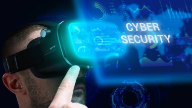 İş, Teknoloji, İnternet ve ağ konsepti. Genç işadamı geleceğin sanal ekranında çalışıyor ve yazıyı görüyor: siber güvenlik.