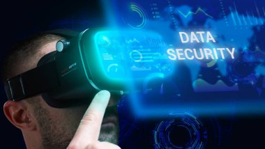 İş, Teknoloji, İnternet ve ağ konsepti. Genç işadamı geleceğin sanal ekranı üzerinde çalışıyor ve yazıyı görüyor: