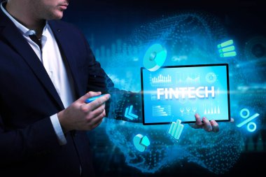 İş, Teknoloji, İnternet ve ağ konsepti. Genç işadamı geleceğin sanal ekranı üzerinde çalışıyor ve Fintech yazısını görüyor.