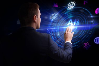 İş, Teknoloji, İnternet ve ağ konsepti. Genç işadamı geleceğin sanal ekranı üzerinde çalışıyor ve yazıyı görüyor: