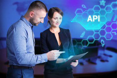 İş, Teknoloji, İnternet ve ağ konsepti. Genç işadamı geleceğin sanal ekranı üzerinde çalışıyor ve yazıyı görüyor: API