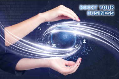 İş, Teknoloji, İnternet ve ağ konsepti. Genç işadamı geleceğin sanal ekranı üzerinde çalışıyor ve yazıyı görüyor: işinizi artırın.