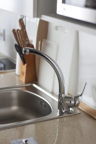 Mañana en la cocina. Grifo de agua . —  Fotos de Stock