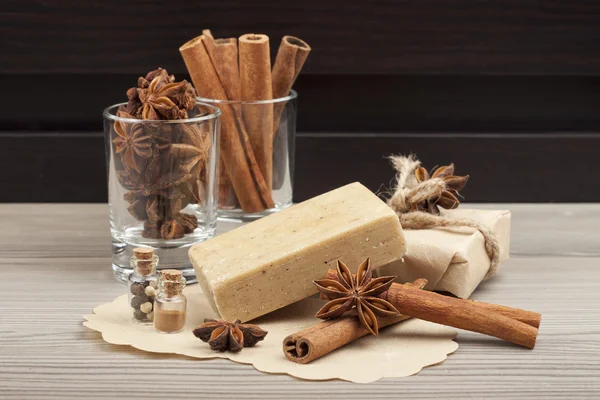 Натуральне мило ручної роботи з ароматом кориці та анісу — стокове фото