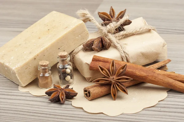 Natural handmade soap with the scent of cinnamon and anise — Stock Photo, Image