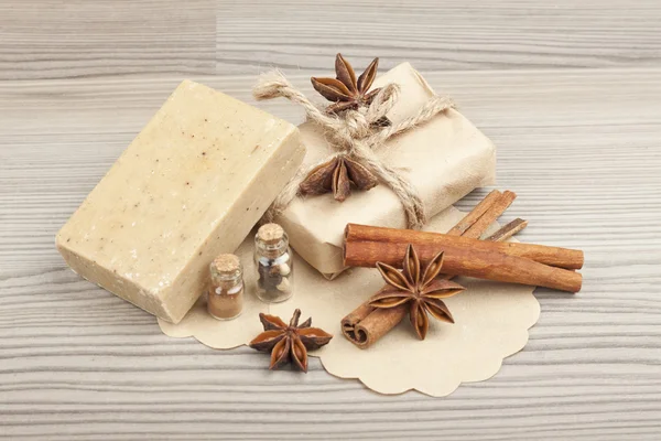 Natural handmade soap with the scent of cinnamon and anise — Stock Photo, Image