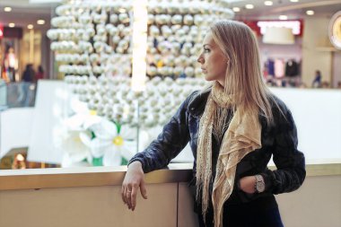 Alışveriş yapıyor.