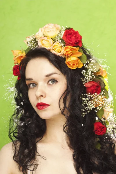 Menina bonita com flores em seu cabelo — Fotografia de Stock