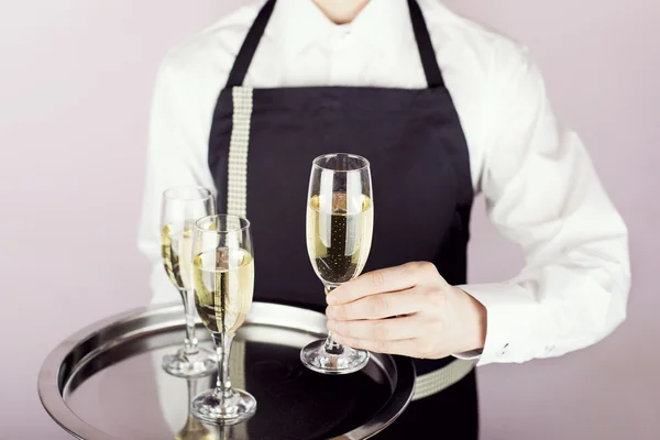 Официант несет поднос с шампанским — стоковое фото