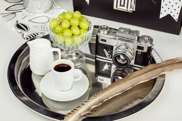 Fotógrafo de desayuno, cámara vintage, espresso Imagen de stock