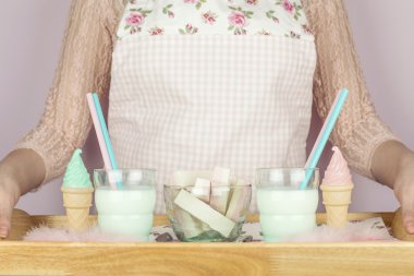 bir tepsi, bir yol kenarındaki Cafe, kahvaltı ile kız