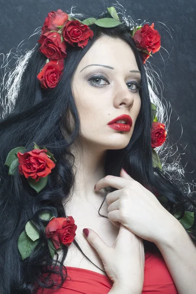 Saçında kırmızı gül