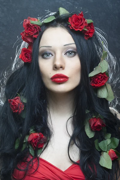 Κόκκινα τριαντάφυλλα στα μαλλιά της — Φωτογραφία Αρχείου