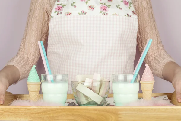 bir tepsi, bir yol kenarındaki Cafe, kahvaltı ile kız