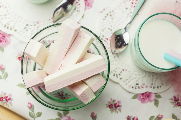 bir tepsi, bir yol kenarındaki Cafe, kahvaltı ile kız