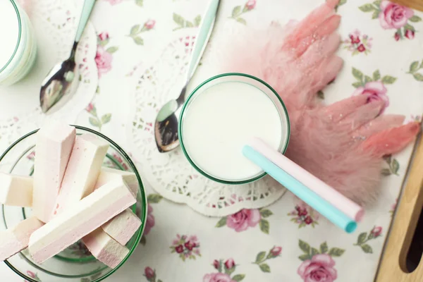 bir tepsi, bir yol kenarındaki Cafe, kahvaltı ile kız