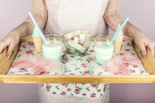 bir tepsi, bir yol kenarındaki Cafe, kahvaltı ile kız