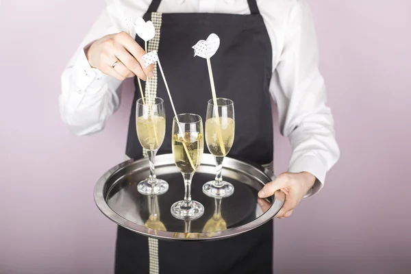 Ober uitvoering een dienblad met champagne — Stockfoto