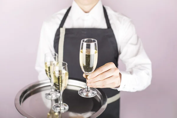 Официант несет поднос с шампанским — стоковое фото