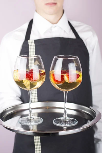 Cameriere che porta un vassoio con champagne Foto Stock