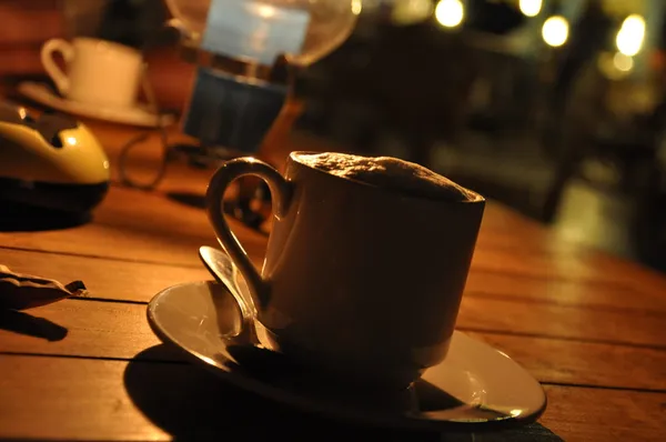 Bir fincan cappuccino ile romantik akşam — Stok fotoğraf
